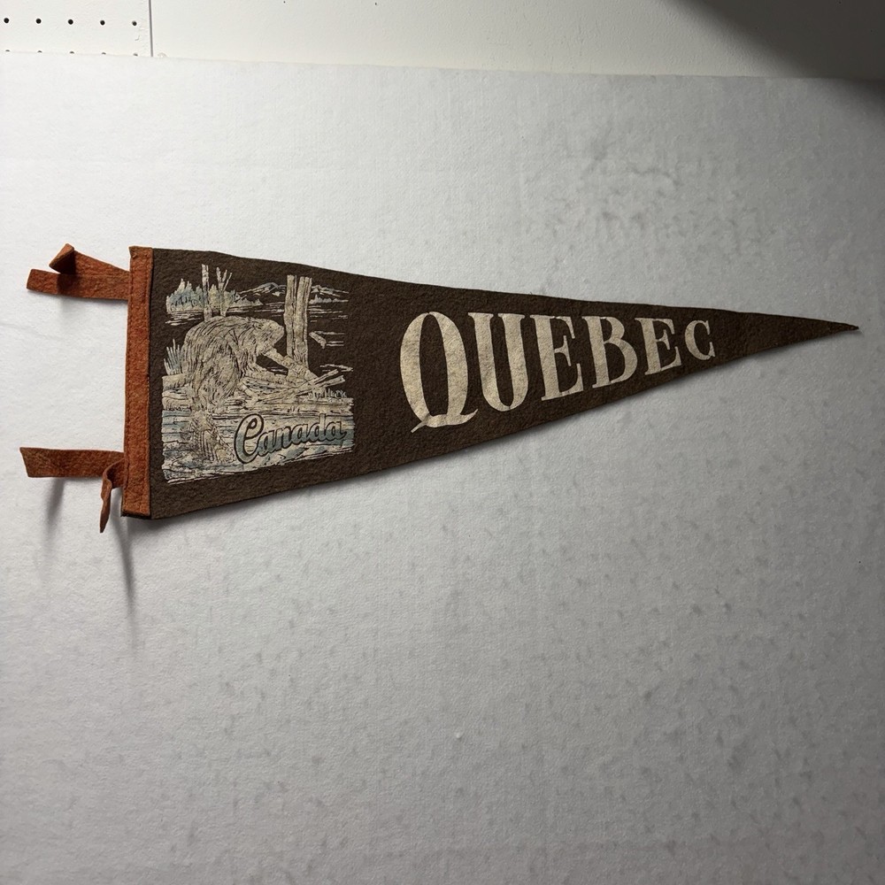 Vintage Quebec Canada Beaver Felt Pennant Flag Collectible Travel Souvenir 22”