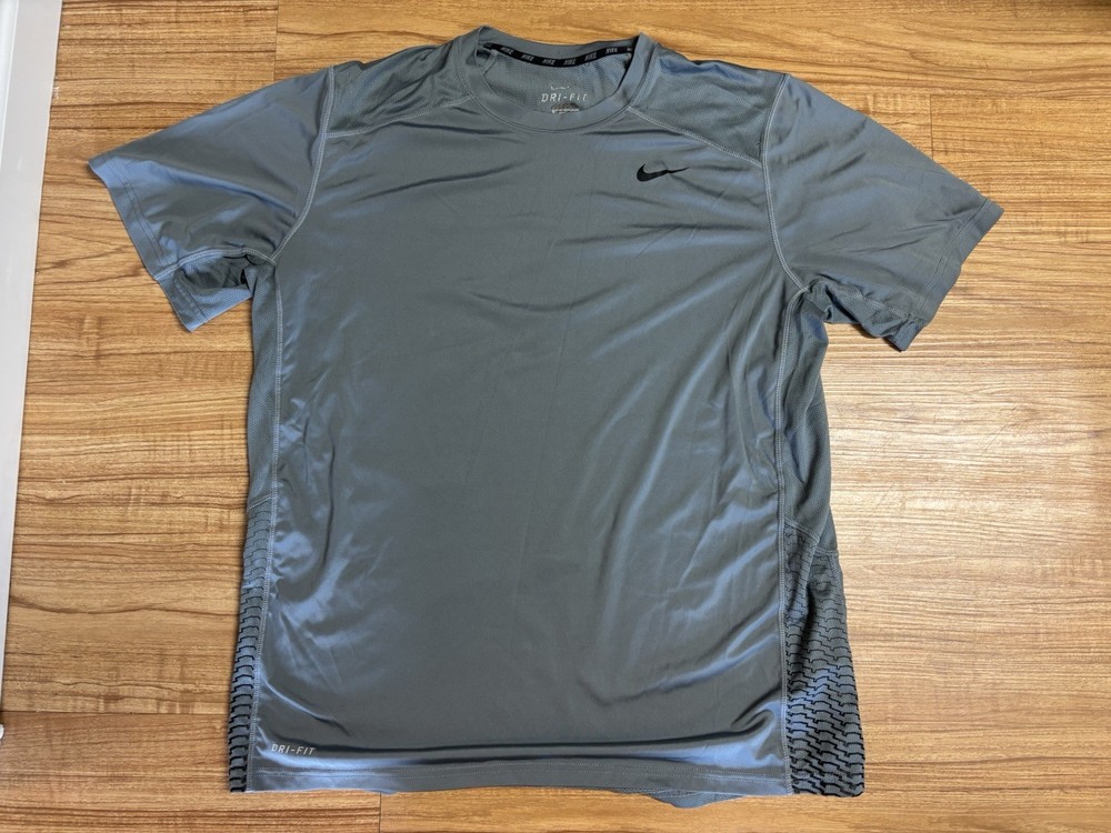 Nike Dri-Fit Men's XL Light Grey Tee Training Athletic Shirt Short Sleeve