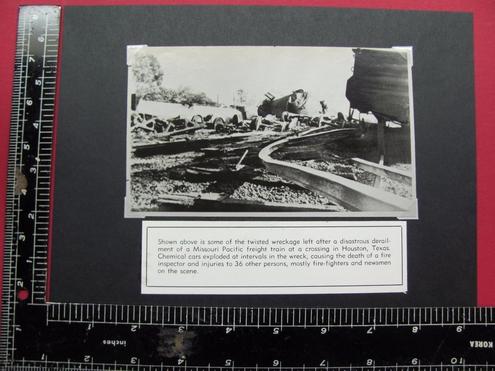 BEV PHOTO of MISSOURI PACIFIC RAILROAD FREIGHT TRAIN WRECK AT HOUSTON TEXAS