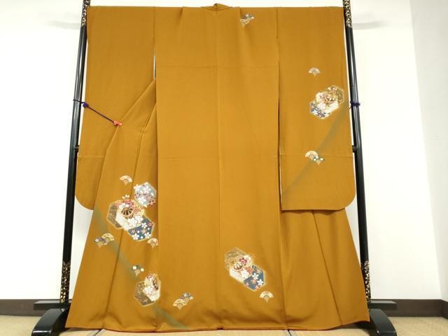 Heiwaya Long-Sleeved Kimono Luxurious Silk Gold Temari Flower Pattern