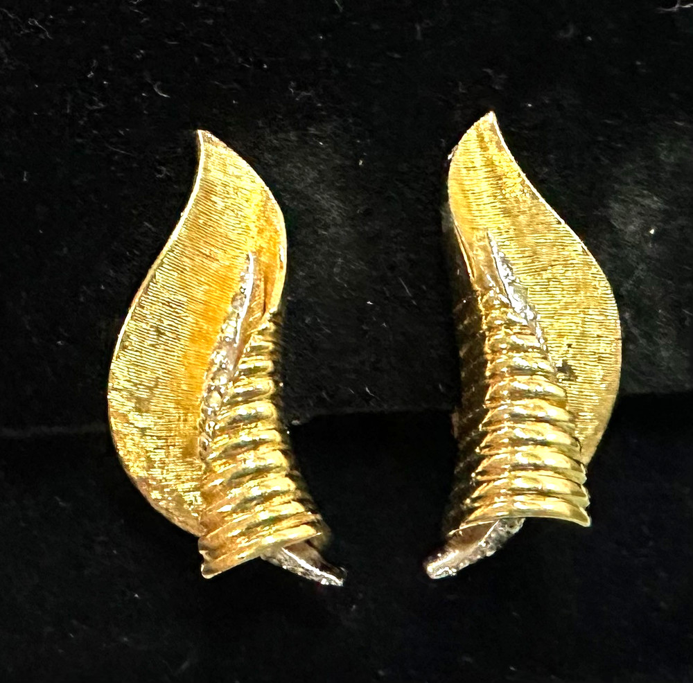 Signed JOMAZ Vtg Costume Flower Gold Tone Clip-on Earrings Jewelry Lot I