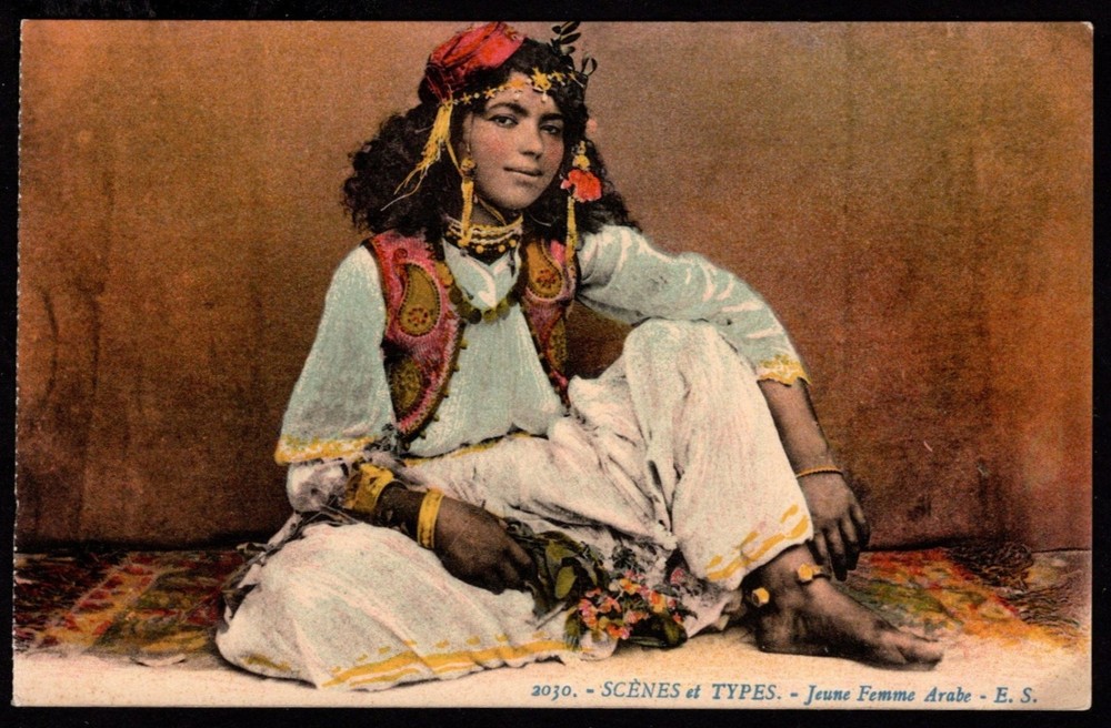 ALGERIA - Jeune Femme Arabe - E.S.  Young Arab Woman Postcard