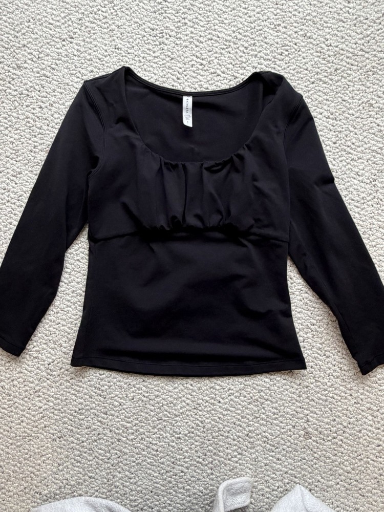 ATHLETA Shanti scoop neck long sleeve top size S  Womens Activewear