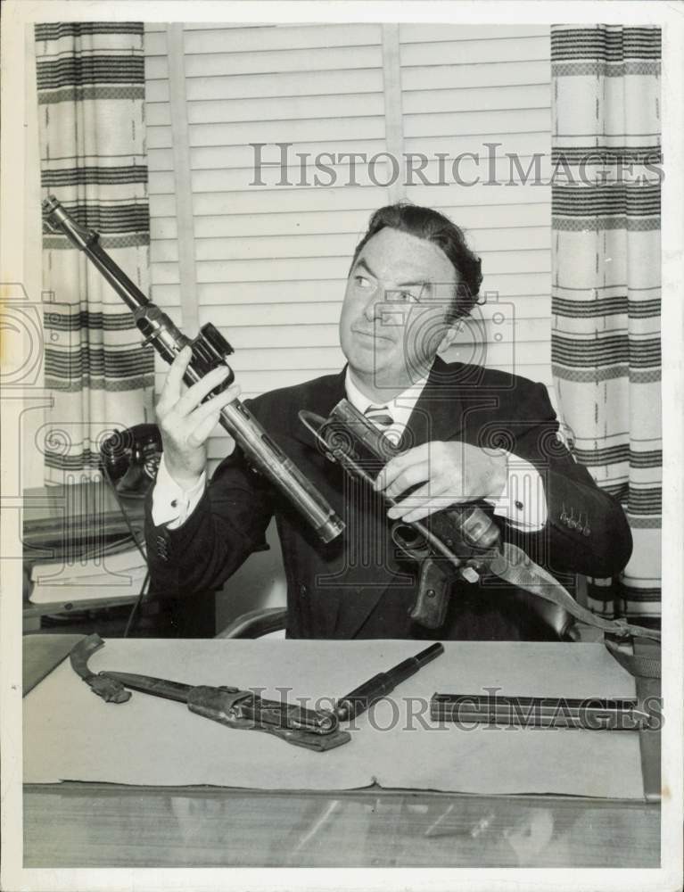 1944 Press Photo Comedian Jack Haley examines rifle at Hollywood, California