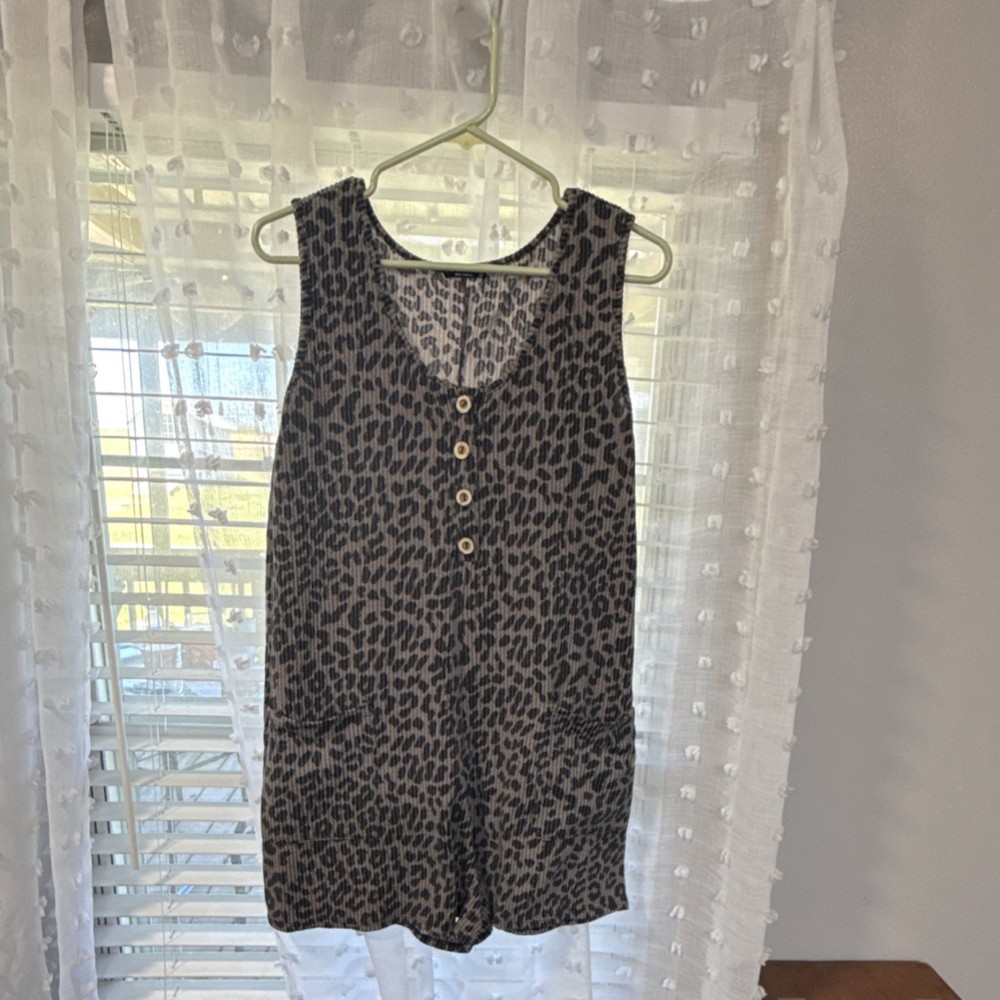 HEIMISH USA Women's Sleeveless Leopard Print Romper Gray Black Button Pockets M
