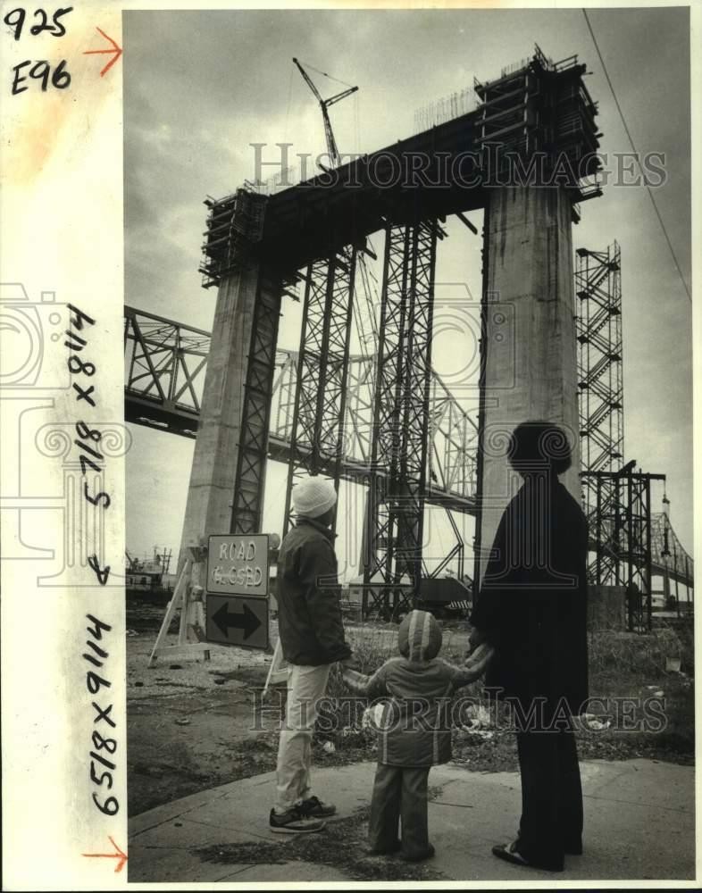 1982 Press Photo A family look at structure of Mississippi River Bridge