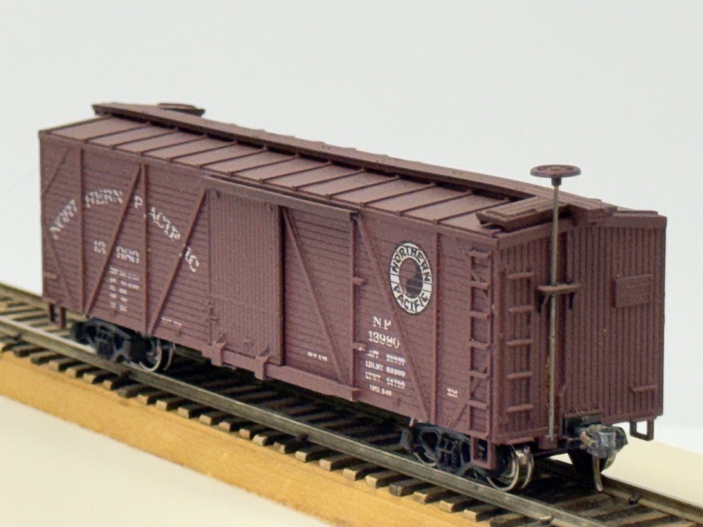 HO, Northern Pacific, 40’ Boxcar, Brown # 13980, Kadee Coupler,wheels