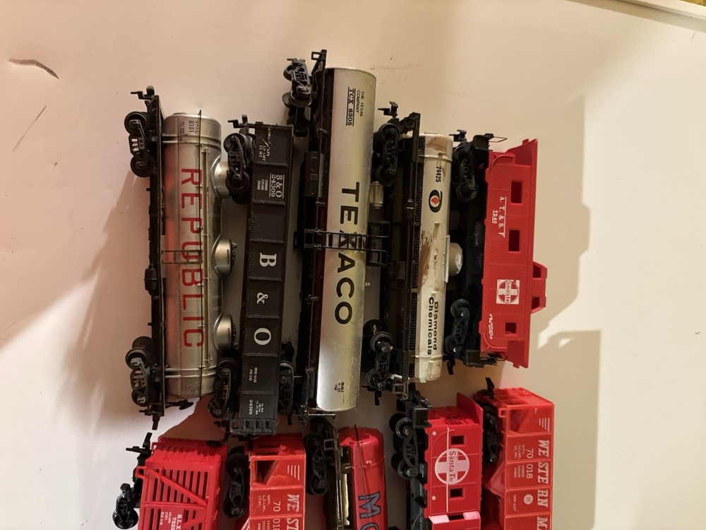 Ho Scale Train Cars Lot For Parts Or Repair.