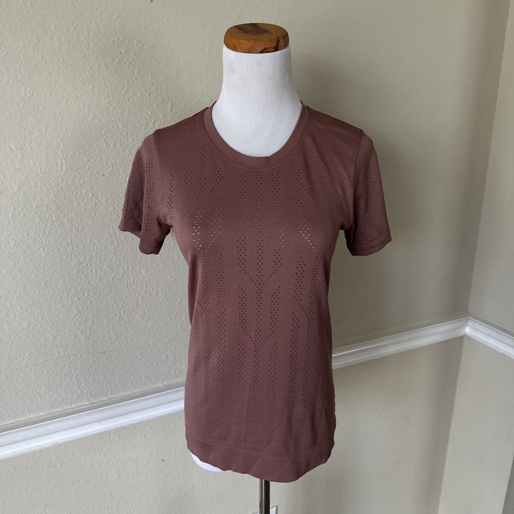Lululemon Women Crew Neck Breeze By Perforated Short Sleeve Shirt Pink/Mauve 6