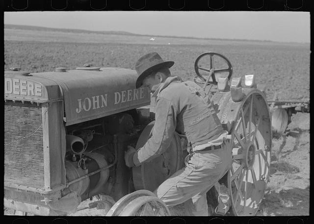 Photo:El Indio Texas 1939 John Deere Tractor Flywheel Start Farm Worker