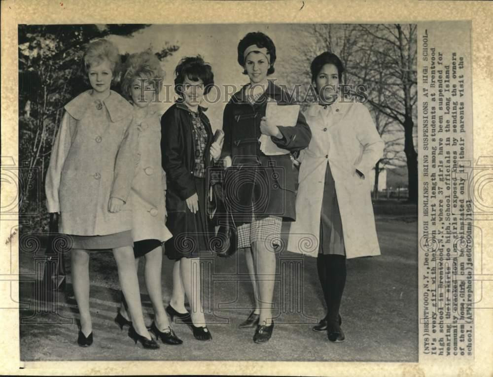 1961 Press Photo Girls wear skirts at Brentwood High School in New York