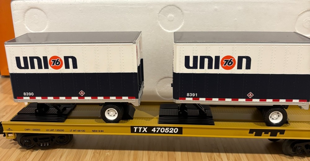 MTH 20-98165 Union 76 Trailer Train Flat Car w/2x 20' trailers