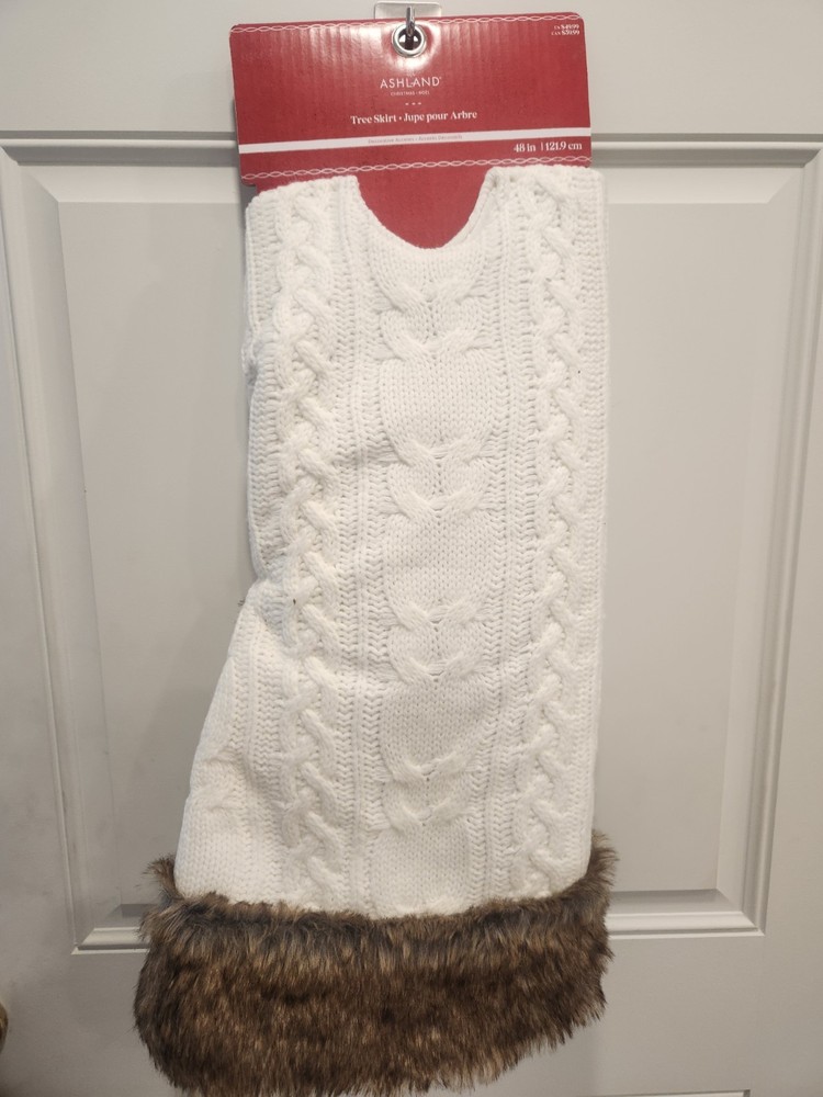 White Cable Knit Christmas Tree Skirt with Fur Trim Edge-image