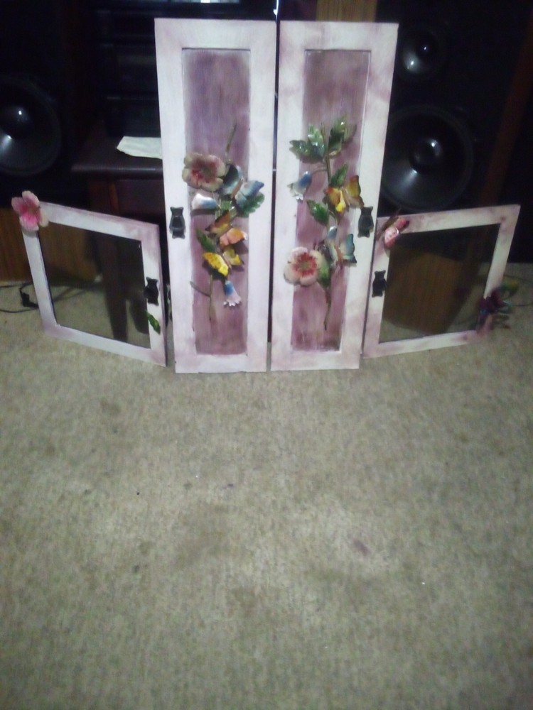 handmade picture frames and wall art. Frames and art are completely handmoutheK.