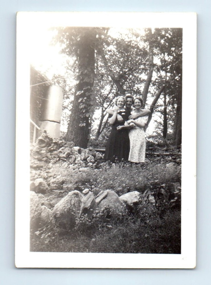 Old Vintage Photo AFFECTIONATE TRIO MAN WOMEN IN YARD ORIGINAL SNAPSHOT