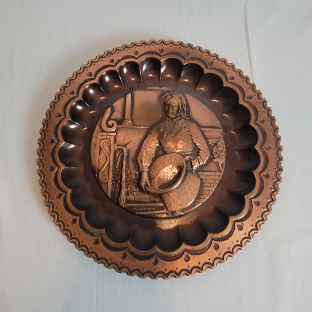 Vintage Ricordo D'Abruzzo 3D Copper Finish Wall Plate Woman Handled Jug Italy-image