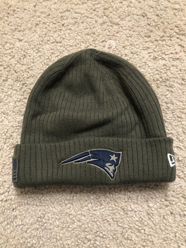 Gorro New Era New England Patriots 2019 Salute to Service tejido verde en el campo