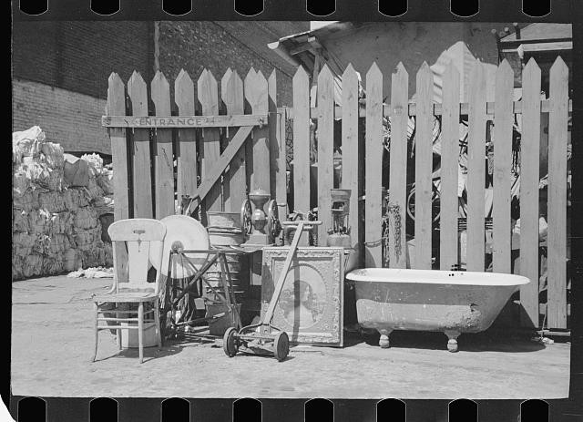 Photo:Washington, D.C., Entrance to junkyard