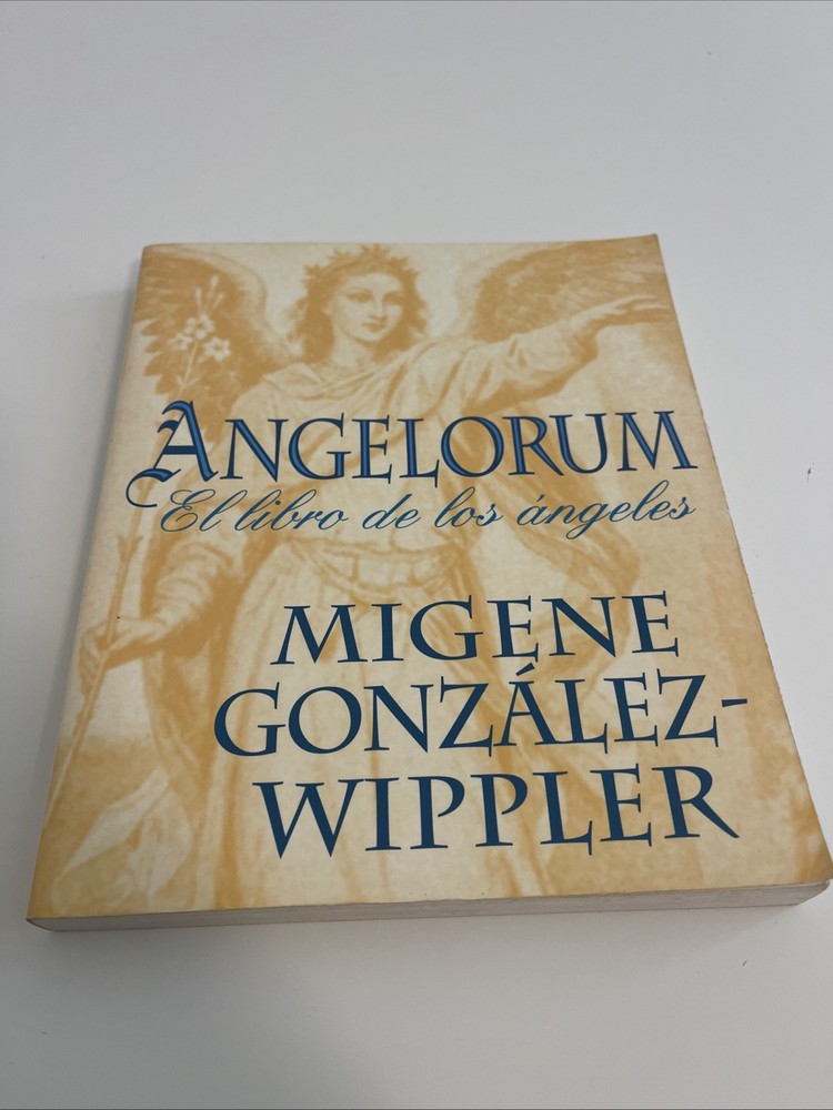 Angelorum : El Libro de Los ángeles by Migene González-Wippler