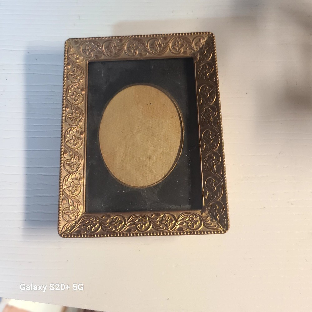 SMALL VICTORIAN ORNATE BRASS METAL PICTURE FRAME EASEL ANTIQUE (Royal Co?)
