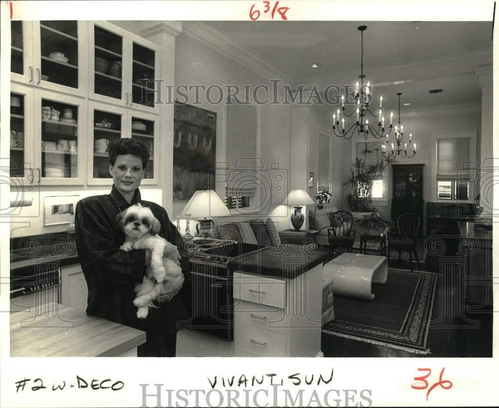 1986 Press Photo Dr. Jeannine Sheinhorn & dog in her home in New Orleans