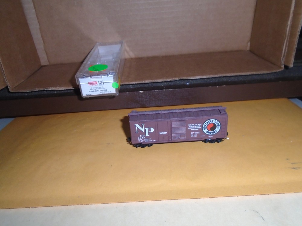 Micro Trains #22040 40' Combo Door Boxcar - Northern Pacific #Np 8345 N