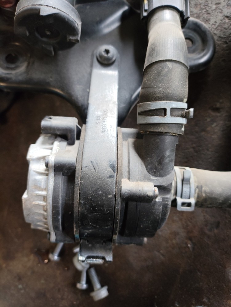 VOLKSWAGEN TIGUAN E GTE AD Additional Water Pump 04L965567 1.4 Hybrid 180kw 2021