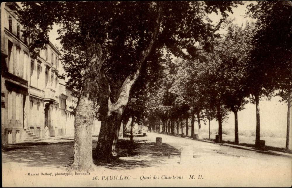 Quai des Chartrons Pauillac France vintage postcard s503