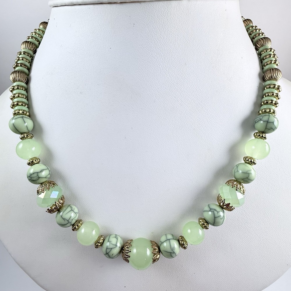 Vintage Green Lucite Acrylic Beads Gold Tone Necklace 21