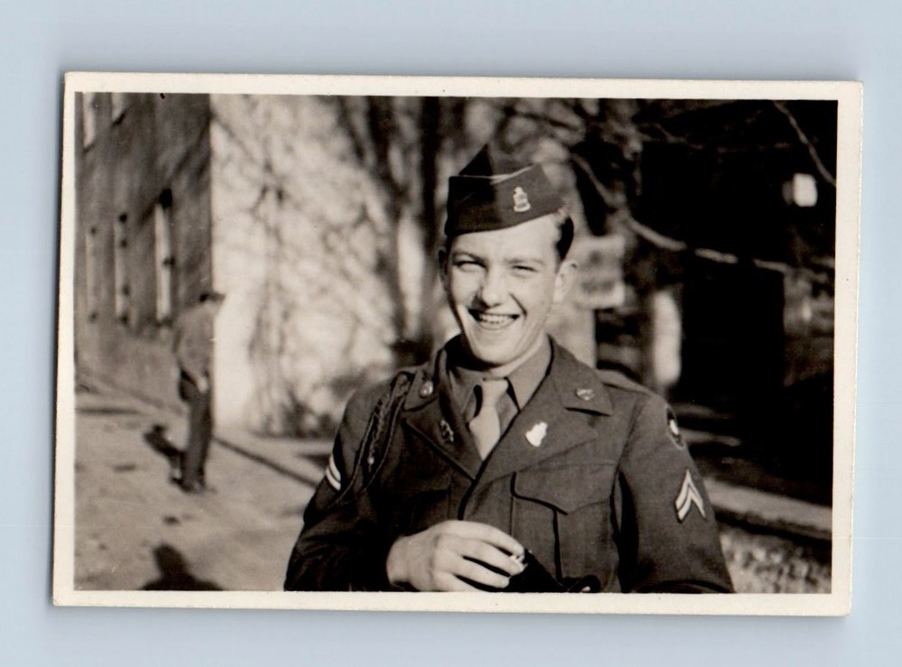 Old Vintage Photo ARMY SOLDIER CAMERA NURNBERG GERMANY 9TH INFANTRY 39TH INF REG
