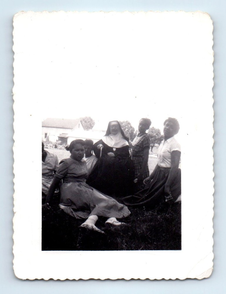 Old Vintage Photo BLACK AFRICAN AMERICAN GIRLS NUN SISTER IN YARD SNAPSHOT