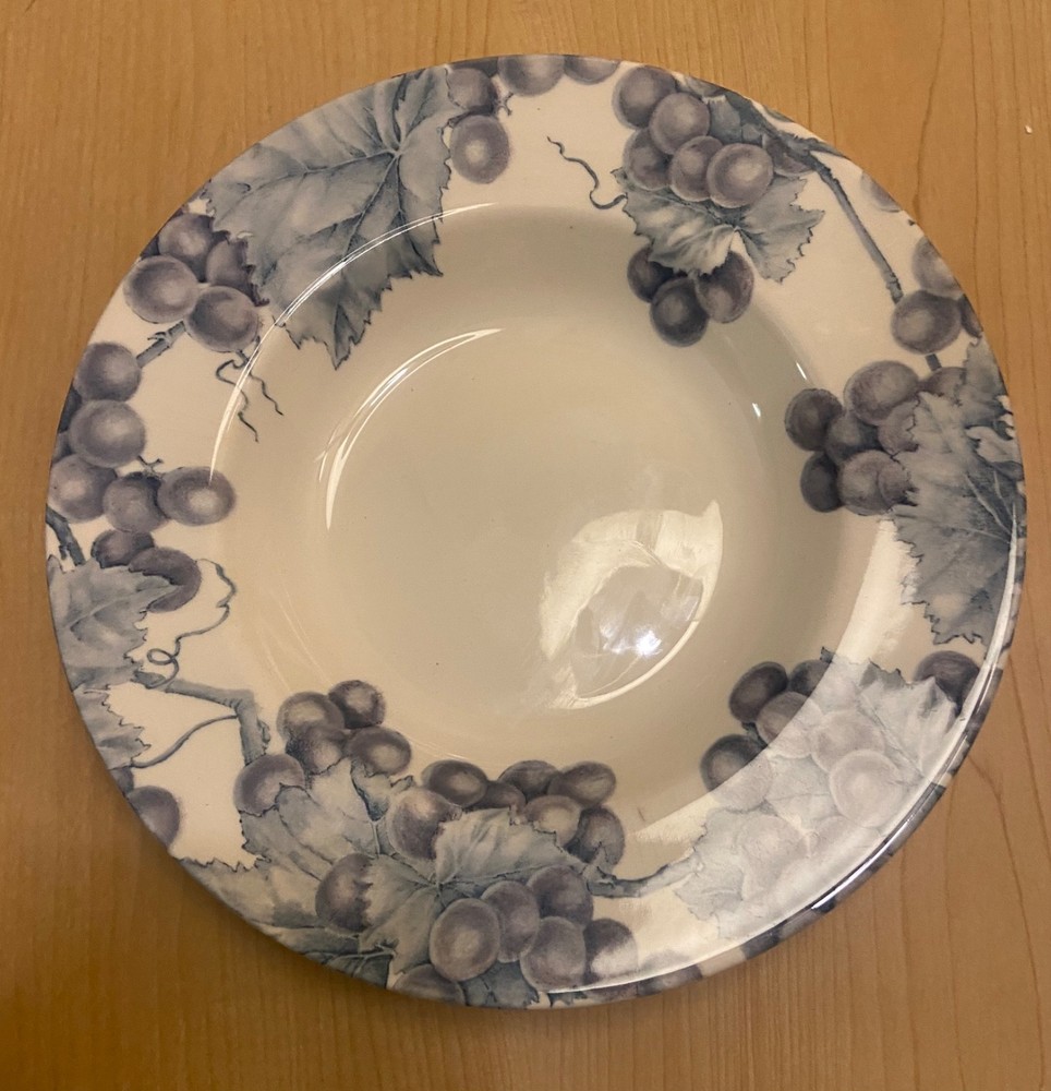Very Good Condition VINEYARD by Pier One Rimmed Bowl ENGLAND ANGLETERRE 9-7/8”