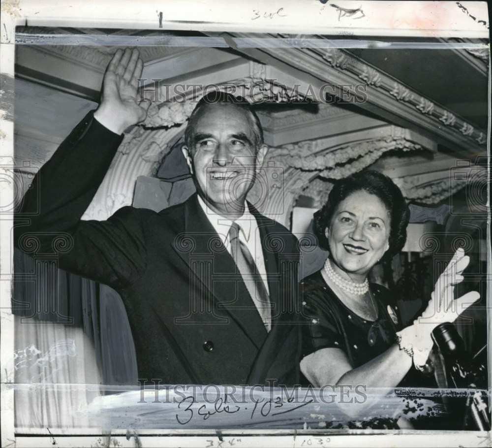 1956 Press Photo Governor Averell Harriman & wife at news conference in IL