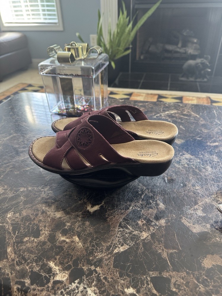 NWOB Clarks Bendables Merlot Suede Cross Strap Open Toe Sandals Size 8.5W