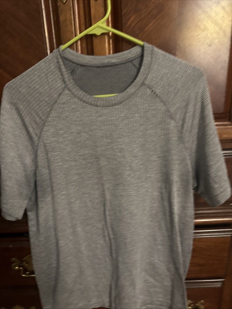 Lululemon Men's Metal Vent Tech Short Sleeve medium Gray