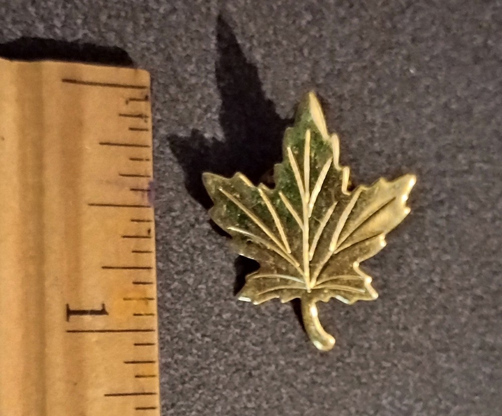 Maple Leaf Plant Gold Tone Vintage Collectible Vintage Metal Lapel Hat Vest Pin