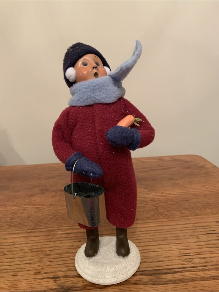 Byers Choice Caroler 2014 Snow day Kid Building Snowman With Pail And Carrot GUC