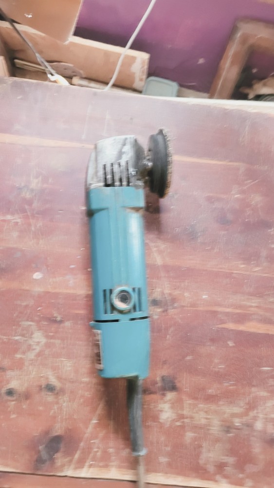 Makita High-Power Angle Grinder for Metal and Wood Cutting