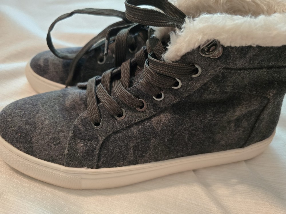 Womens 9 Boutique By Corkys Lace Up Camo Hi Top Templin Ankle Shoes Sneaker Euc