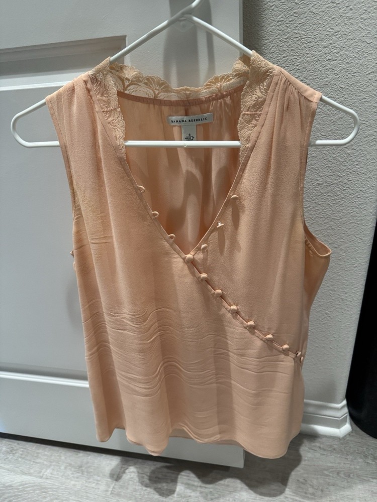 Banana Republic Peach Lace V-Neck Sleeveless Blouse Women's Size S Regular