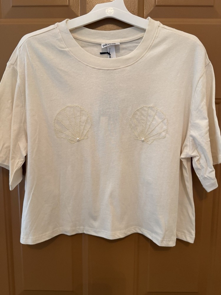 Women's Future Collective Cream Sea Shell Cropped Graphic T-Shirt Size Large NWT