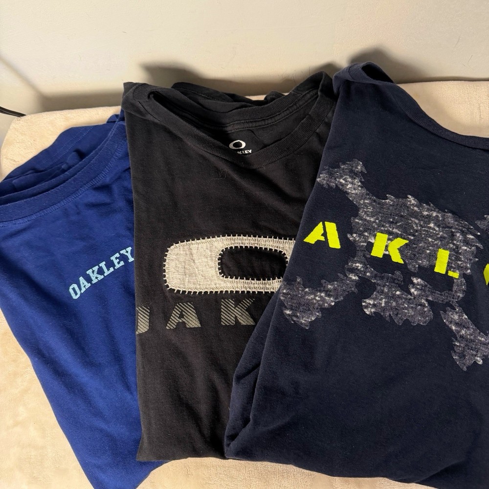 Oakley Tshirts Lot of 3 Men's Size XL Blue, Black Tee Shirts