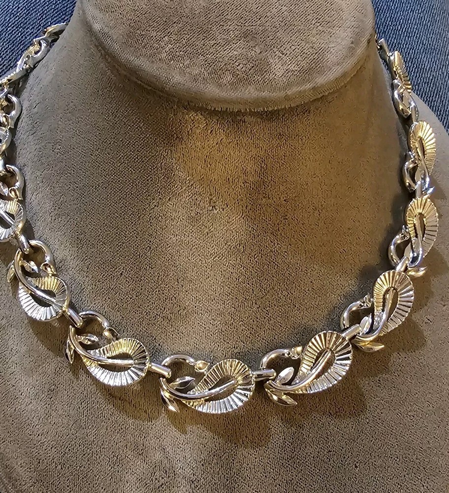 Vintage Lisner Signed Silver Tone Textured Leaf Adjustable Necklace