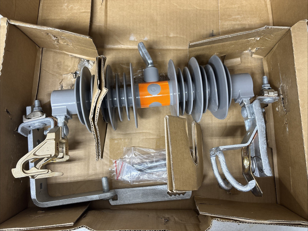 S&C Fuse Cutout-Type XS Overhead Pole Top Style 25 Nom / 150 kV Bil 89802R10-P-D