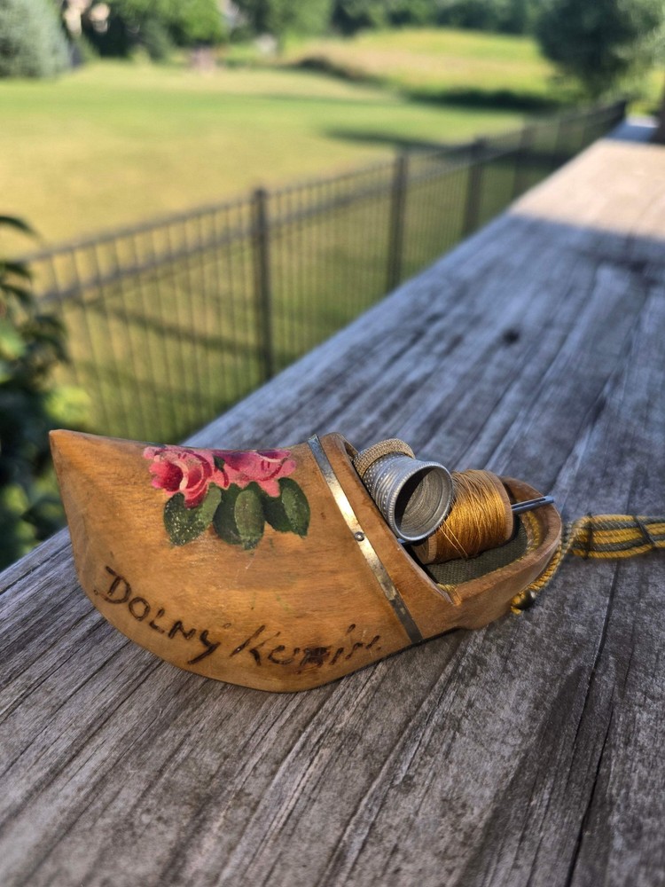 Vroob Clog Handpainted Wooden Shoe Thimbleholder