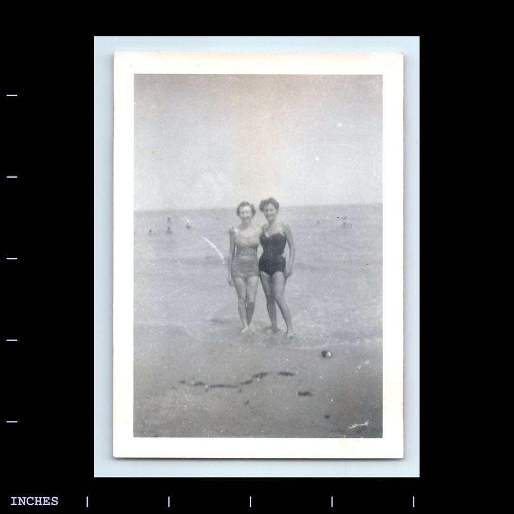 Old Vintage Photo AFFECTIONATE LEGGY WOMEN BEACH SCENE SEXY SWIMSUIT