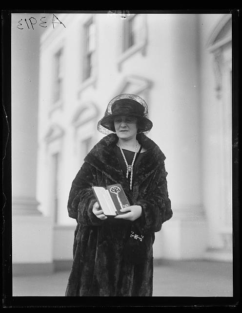 Photo:Washington D.C. White House Visitor Woman 1922 Fur Coat Hat Book