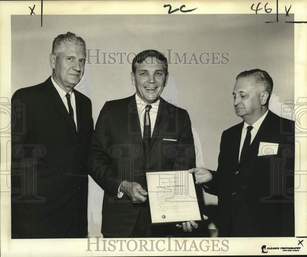 1964 Press Photo John McKeithen gets award from Louisiana Chamber of Commerce