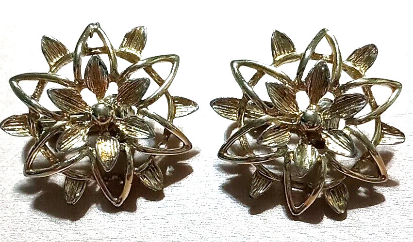 Vintage Sarah Coventry Earrings Clip On Signed Gold Tone Flowers 1