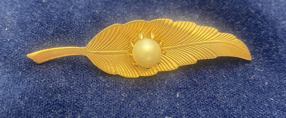 Vintage Gold Tone Single Leaf Brooch Pin Gold Tone Faux Pearl Accent 2 1/4”